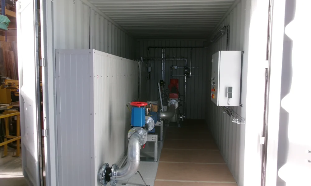 Containerisierte Biogasanlage mit Pumpentechnik, Rohrleitungen und Steuerungseinheit von Biogastechnik Süd